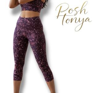 Athleta Ultimate Stash Pocket Splat Capri Leggings Burgundy Size M Athleisure